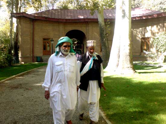 استاد شیر محمد اسپندار در حال بازدید از کاخ سبز