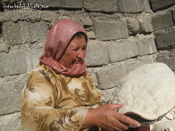 زن سیستانی در حال پخت نان(لطفا جایی دیگر منتشر نکنید)