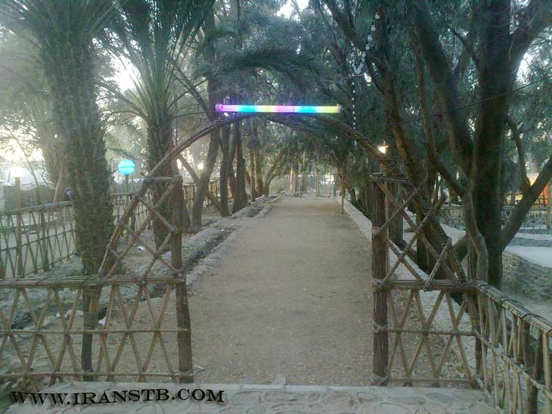 ورودی مجتمع تفریحی سنتی صالح سراوان<br />پارک هوشک<br />به مسیرهای پیاده رو و اگراف آن که از چوب درخت خرما ساخته شده اند دقت کنید.