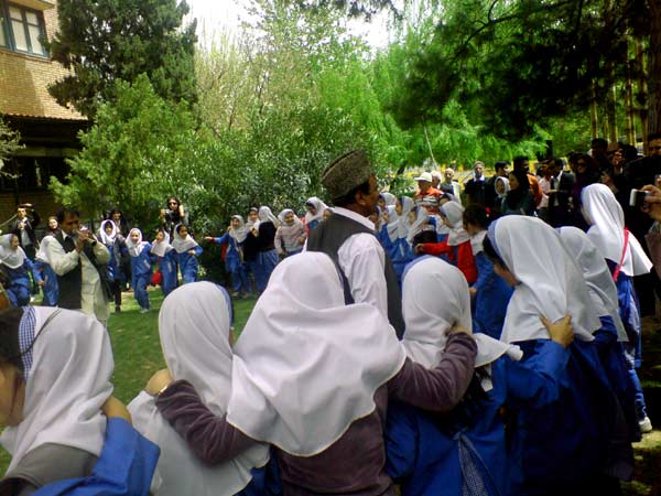 استقبال دختران دبستانی از دهل و ساز سیستانی